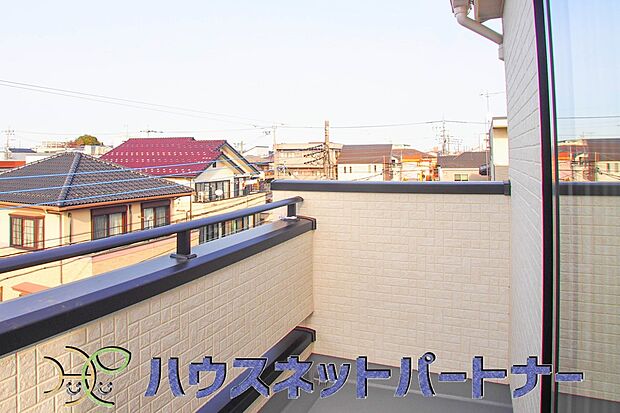 南向きバルコニーから明るい陽射しと爽やかな風がお部屋へと流れ込む、心地よい空間です。