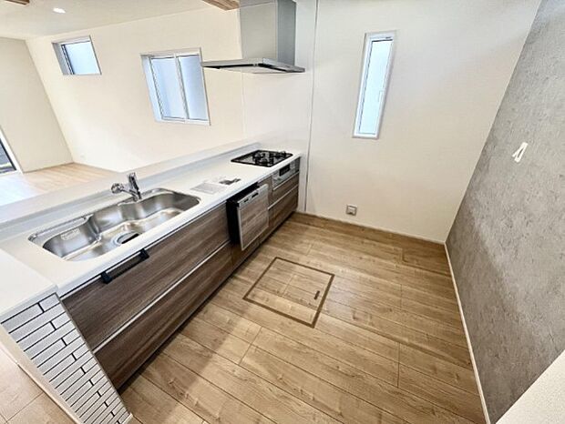 三口コンロで料理の幅を拡げてくれる使いやすいシステムキッチンを採用。洗い場も大きいので野菜や食器を洗ったりする際にも捗り、奥様の強い味方となってくれるはずです。