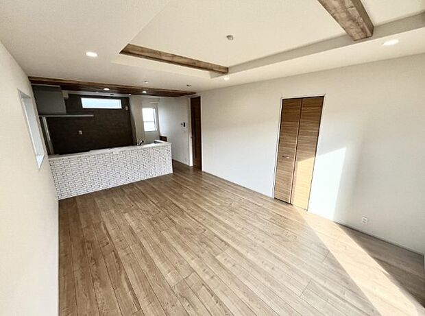 うららかな陽射しがどのお部屋にも降り注ぎますように、快適さを追求した間取設計。得難い立地環境での生活を恵みの豊かな永住の地へと変えてくれます。