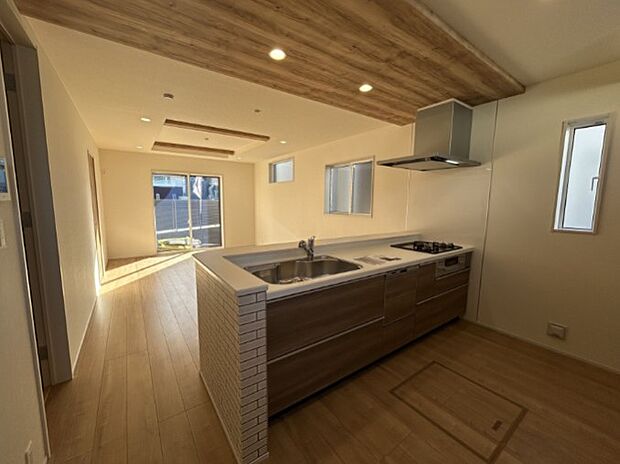 カウンターキッチンなら、リビングで遊ぶ子供の様子を見ながら料理ができるので安心です。料理を運んでもらったり、子供にお手伝いしてもらいやすいのもいいですね♪