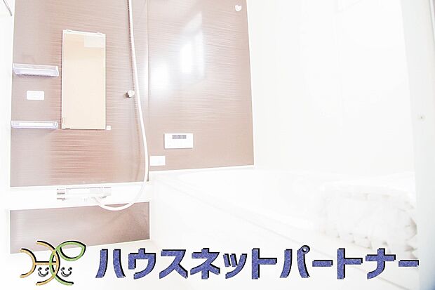 高級感溢れるカラーと大きさ・柔らかな曲線で構成された半身浴も楽しめるバスタブが心地よさをもたらします。