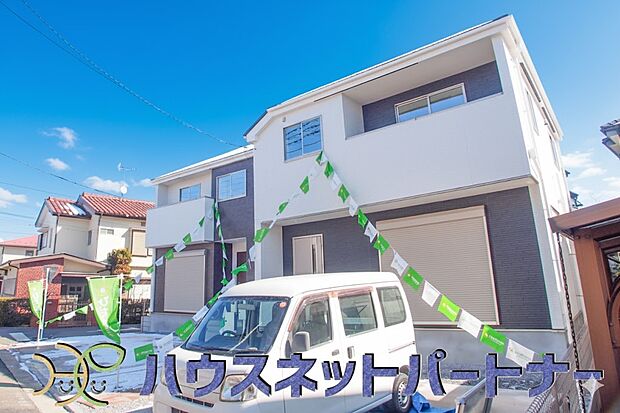 街に溶け合う美しい景観と、採光や風通しを考えて設計された間取り。近隣の視線を考え調整した窓位置など、外観だけでなく、住まうご家族の心地よさを最優先しました。
