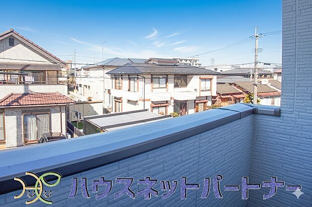 朝の澄んだ空気や、夕方に吹く清々しい風を五感で感じられるバルコニー。住まいの中で唯一屋外にあって、本当の自然を感じられるスペースです。