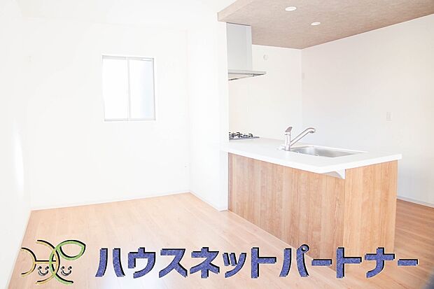 カウンターキッチンなら、リビングで遊ぶ子供の様子を見ながら料理ができるので安心です。料理を運んでもらったり、子供にお手伝いしてもらいやすいのもいいですね♪