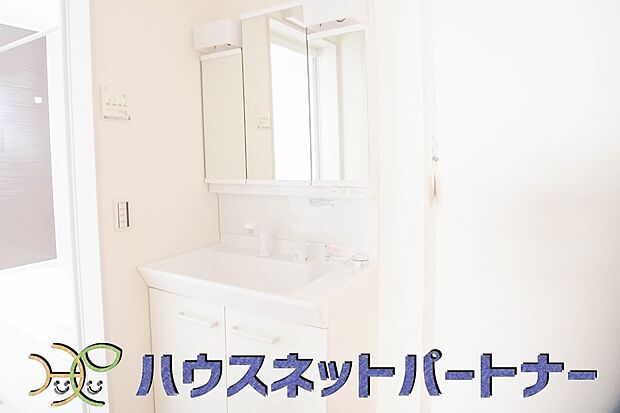 洗面室のある脱衣所は広々。脱いだお洋服をそのままお洗濯。