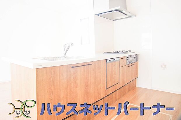 三口コンロで料理の幅を拡げてくれる使いやすいシステムキッチンを採用。洗い場も大きいので野菜や食器を洗ったりする際にも捗り、奥様の強い味方となってくれるはずです。