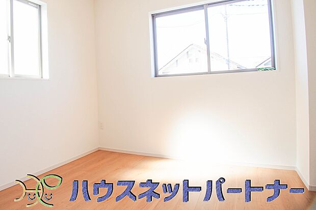 明るい窓のあるお部屋は子供部屋にぴったり。可愛い家具で素敵なお部屋に。