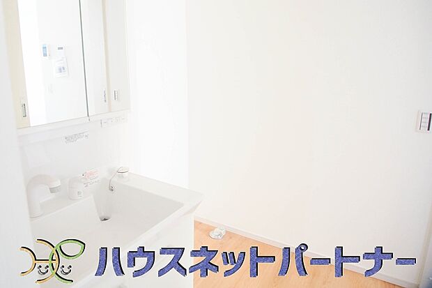 大きく見やすい三面鏡で清潔感ある洗面台は、身だしなみチェックや肌のお手入れに最適です。何かと物が増える場所だからこそ、スッキリと見映えの良い空間に拵えました。