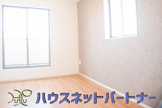 独立性を高めたお部屋。たっぷりの収納も配備しており、片付いた空間を現実出来そう。陽光も降り注ぐ明るく開放的な空間が魅力的。