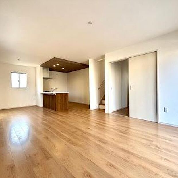 通風・採光に優れ、心地よい光と風が溢れています。 贅沢で豊かな居住性と、プライドを満たすクオリティが見事に調和した住空間。新築ならではの快適なひとときをご体感頂ける筈です。