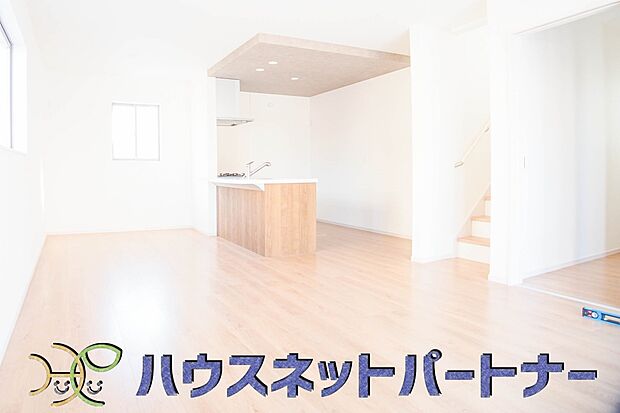 リビングは、食事スペースと寛げる場所設けてもまだ余裕の広さ。明るい光が照らしてくれます。