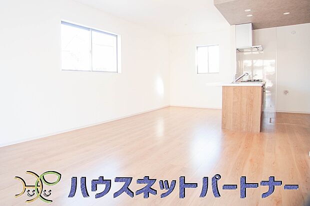 明るく開放的なダイニング。家族とのコミュニケーションが取りやすく、みんなの笑顔が溢れます