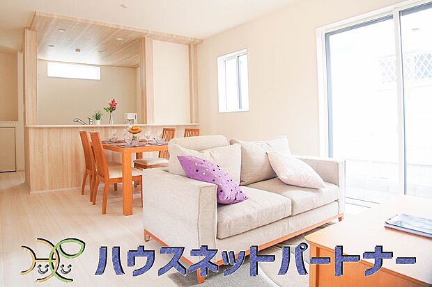 通風・採光に優れ、心地よい光と風が溢れています。 贅沢で豊かな居住性と、プライドを満たすクオリティが見事に調和した住空間。新築ならではの快適なひとときをご体感頂ける筈です。