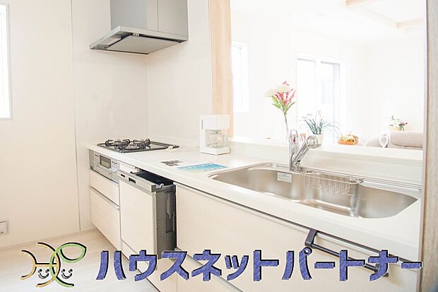 三口コンロで料理の幅を拡げてくれる使いやすいシステムキッチンを採用。洗い場も大きいので野菜や食器を洗ったりする際にも捗り、奥様の強い味方となってくれるはずです。