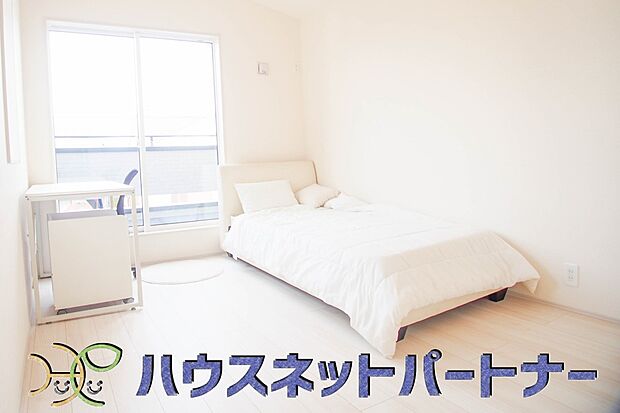 バルコニーに直接出入りできるお部屋です。ちょっと外の空気を吸いたい時や、ベランダでミニガーデニングなども楽しめそうです。