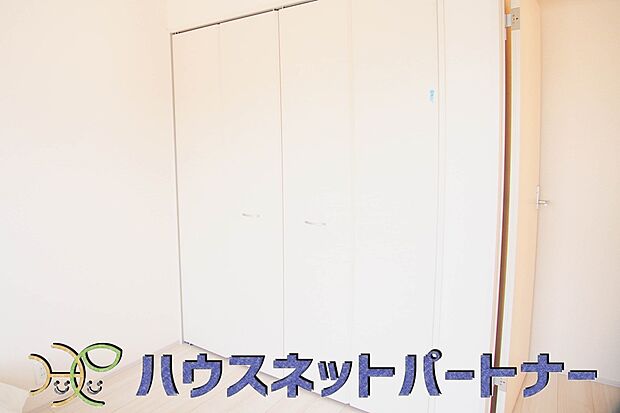 明るい窓のあるお部屋は子供部屋にぴったり。可愛い家具で素敵なお部屋に。