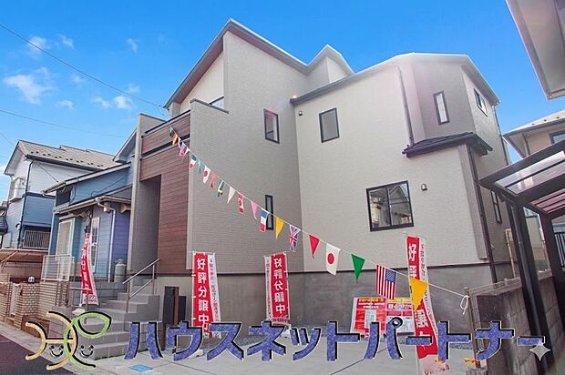 街に溶け合う美しい景観と、採光や風通しを考えて設計された間取り。近隣の視線を考え調整した窓位置など、外観だけでなく、住まうご家族の心地よさを最優先しました。