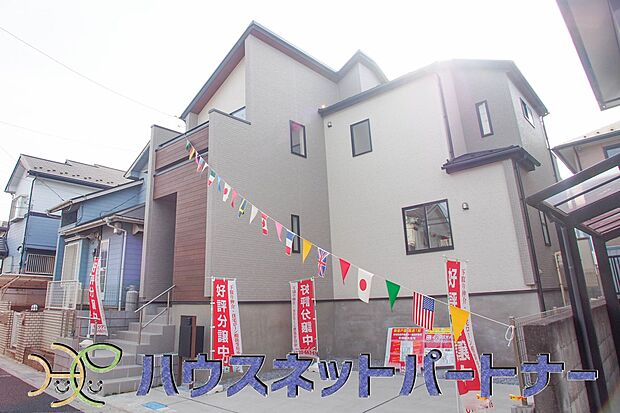 街に溶け合う美しい景観と、採光や風通しを考えて設計された間取り。近隣の視線を考え調整した窓位置など、外観だけでなく、住まうご家族の心地よさを最優先しました。