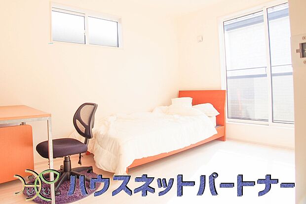 2面窓のある風通しの良いお部屋は心も体も元気にしてくれます。自分だけのお部屋作りを楽しんでみては。