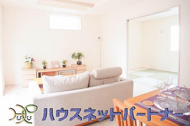 カウンターキッチンなら、リビングで遊ぶ子供の様子を見ながら料理ができるので安心です。料理を運んでもらったり、子供にお手伝いしてもらいやすいのもいいですね♪