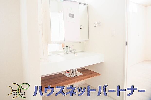 洗面室のある脱衣所は広々。脱いだお洋服をそのままお洗濯。