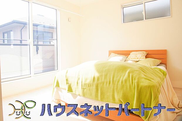 独立性を高めたお部屋。たっぷりの収納も配備しており、片付いた空間を現実出来そう。陽光も降り注ぐ明るく開放的な空間が魅力的。