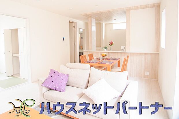 リビングは、食事スペースと寛げる場所設けてもまだ余裕の広さ。明るい光が照らしてくれます。