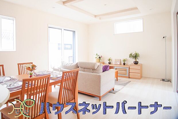 明るく開放的なダイニング。家族とのコミュニケーションが取りやすく、みんなの笑顔が溢れます