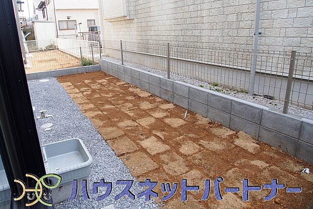 一戸建ての醍醐味は、何といっても庭があること。花や野菜を育てたり、子供と遊んだり、お客様を迎えたり…。大切なペットと過ごす心地良いスペースにもなりますね。