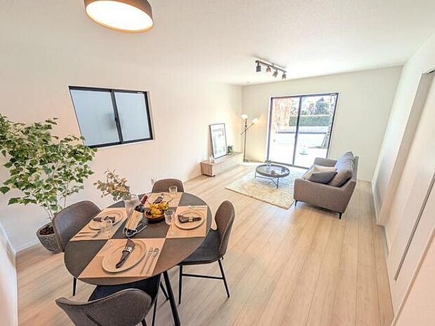 うららかな陽射しがどのお部屋にも降り注ぎますように、快適さを追求した間取設計。得難い立地環境での生活を恵みの豊かな永住の地へと変えてくれます。