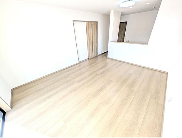 通風・採光に優れ、心地よい光と風が溢れています。 贅沢で豊かな居住性と、プライドを満たすクオリティが見事に調和した住空間。新築ならではの快適なひとときをご体感頂ける筈です。