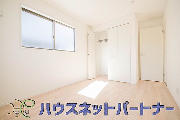 バルコニーに直接出入りできるお部屋です。ちょっと外の空気を吸いたい時や、ベランダでミニガーデニングなども楽しめそうです。
