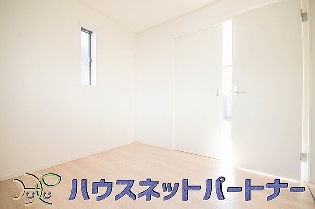 明るい窓のあるお部屋は子供部屋にぴったり。可愛い家具で素敵なお部屋に。