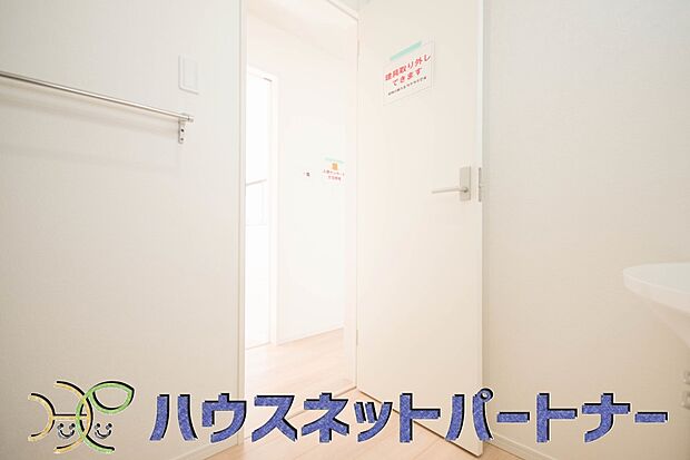 洗面室のある脱衣所は広々。脱いだお洋服をそのままお洗濯。