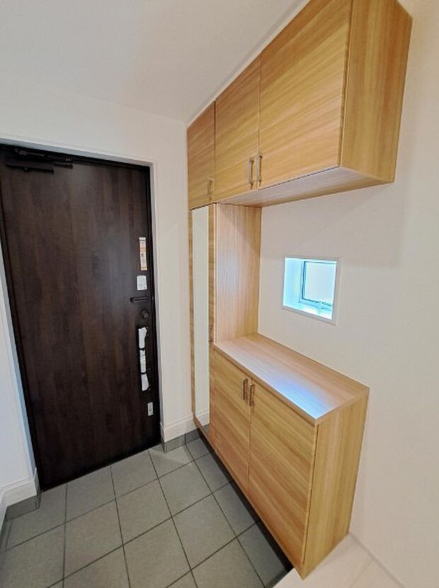 シューズボックはワイドなのでたくさんの靴が収納できます。玄関をスッキリと使えます。