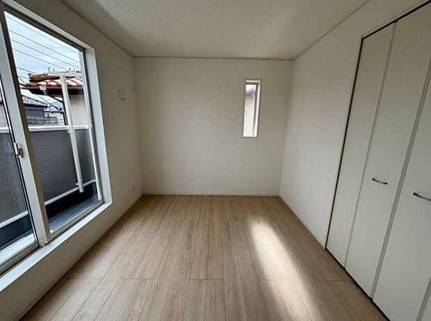 バルコニーに直接出入りできるお部屋です。ちょっと外の空気を吸いたい時や、ベランダでミニガーデニングなども楽しめそうです。