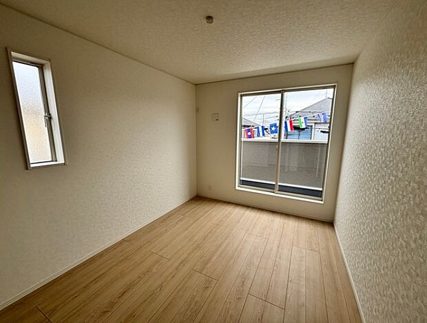 独立性を高めたお部屋。たっぷりの収納も配備しており、片付いた空間を現実出来そう。陽光も降り注ぐ明るく開放的な空間が魅力的。