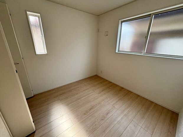 柔らかな日差しが入る洋室は落ち着いた雰囲気のお部屋です。ベッドを置いてゆったりと心も体も休まるお部屋へ。