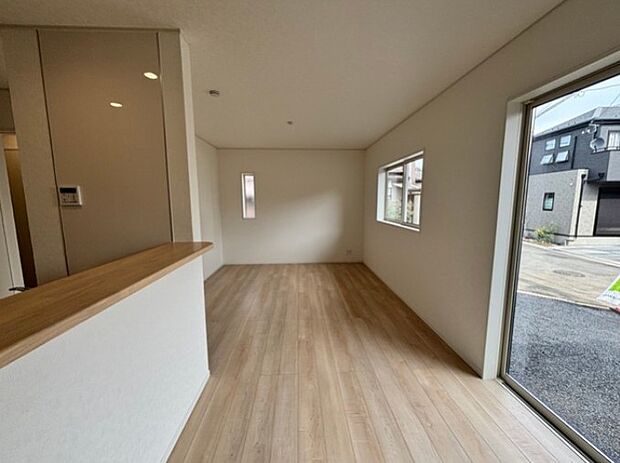 通風・採光に優れ、心地よい光と風が溢れています。 贅沢で豊かな居住性と、プライドを満たすクオリティが見事に調和した住空間。新築ならではの快適なひとときをご体感頂ける筈です。