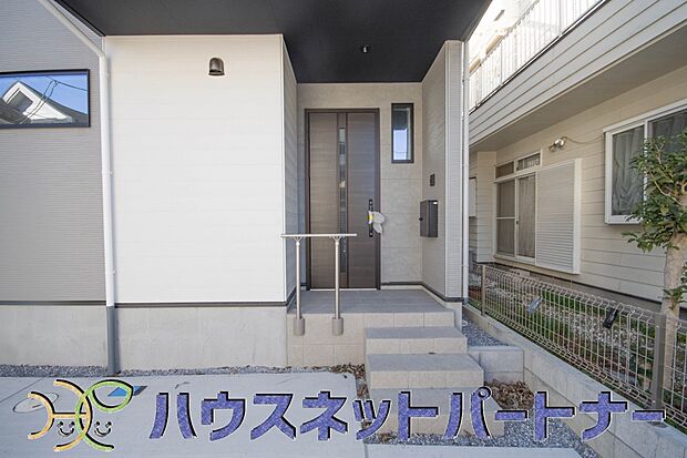 玄関の扉を開けるとそこは家族の待つお家。笑い声が聞こえてきそう。