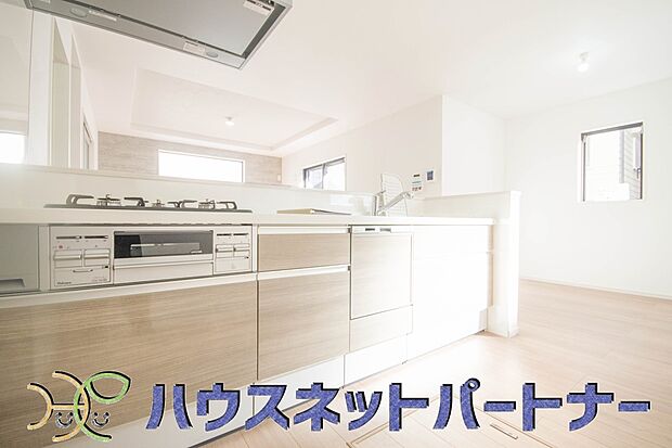 三口コンロで料理の幅を拡げてくれる使いやすいシステムキッチンを採用。洗い場も大きいので野菜や食器を洗ったりする際にも捗り、奥様の強い味方となってくれるはずです。