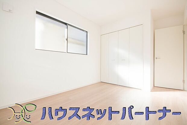 バルコニーに直接出入りできるお部屋です。ちょっと外の空気を吸いたい時や、ベランダでミニガーデニングなども楽しめそうです。