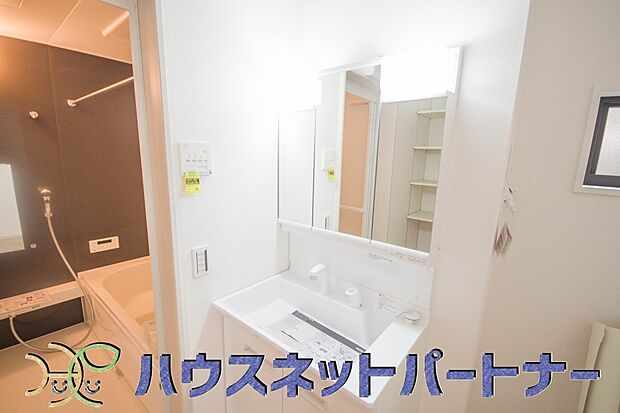 大きく見やすい三面鏡で清潔感ある洗面台は、身だしなみチェックや肌のお手入れに最適です。何かと物が増える場所だからこそ、スッキリと見映えの良い空間に拵えました。