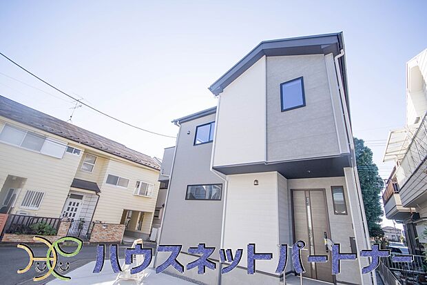 街に溶け合う美しい景観と、採光や風通しを考えて設計された間取り。近隣の視線を考え調整した窓位置など、外観だけでなく、住まうご家族の心地よさを最優先しました。