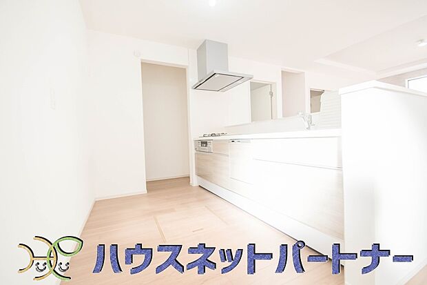 カウンターキッチンなら、リビングで遊ぶ子供の様子を見ながら料理ができるので安心です。料理を運んでもらったり、子供にお手伝いしてもらいやすいのもいいですね♪