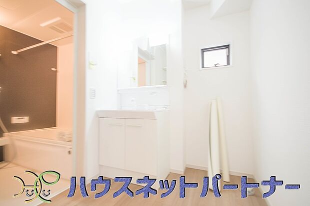 洗面室のある脱衣所は広々。脱いだお洋服をそのままお洗濯。