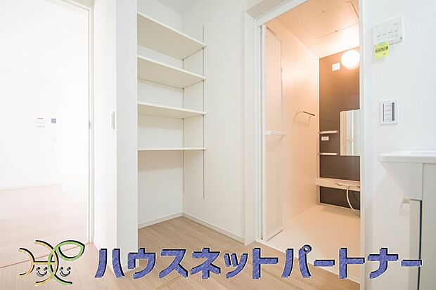 毎日使う洗濯機。しっかりと奥行きのある置き場が確保されています。