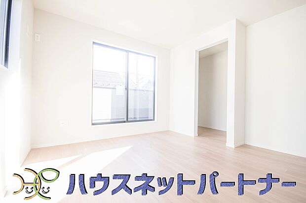独立性を高めたお部屋。たっぷりの収納も配備しており、片付いた空間を現実出来そう。陽光も降り注ぐ明るく開放的な空間が魅力的。