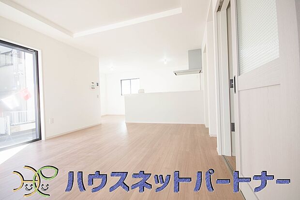 リビングは、食事スペースと寛げる場所設けてもまだ余裕の広さ。明るい光が照らしてくれます。