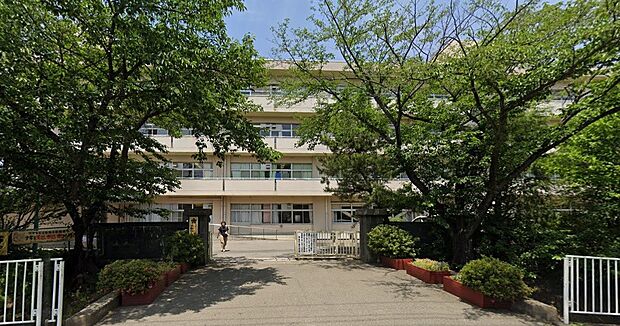 周辺環境-中学校(2100m)東中学校